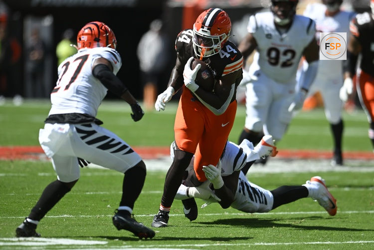 Sep 7, 2025; Cleveland, Ohio, USA; Cleveland Browns tight end Harold Fannin Jr. (44) runs against Cincinnati Bengals safety Jordan Battle (27) during the first half at Huntington Bank Field. Credit: Ken Blaze-Imagn Images