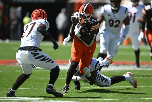 Sep 7, 2025; Cleveland, Ohio, USA; Cleveland Browns tight end Harold Fannin Jr. (44) runs against Cincinnati Bengals safety Jordan Battle (27) during the first half at Huntington Bank Field. Mandatory Credit: Ken Blaze-Imagn Images