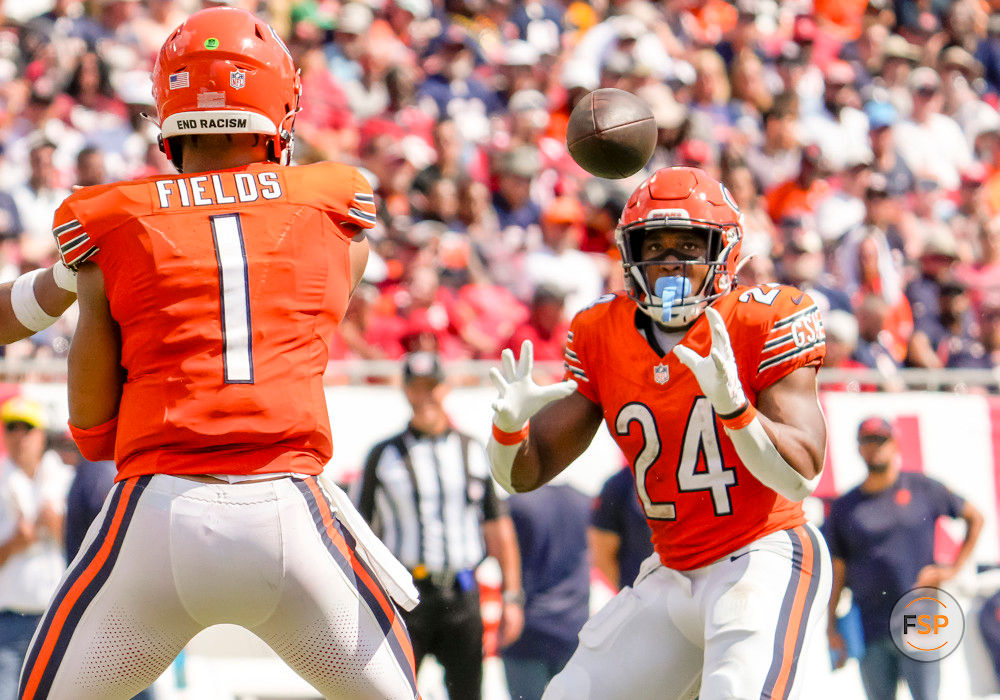 TAMPA, FL - SEPTEMBER 17: Chicago Bears quarterback Justin Fields (1) passes the ball to Chicago Bears running back Khalil Herbert (24) during the NFL Football match between the Tampa Bay Buccaneers and Chicago Bears on September 17, 2023 at TIAA Bank Field Stadium, FL. (Photo by Andrew Bershaw/Icon Sportswire)
