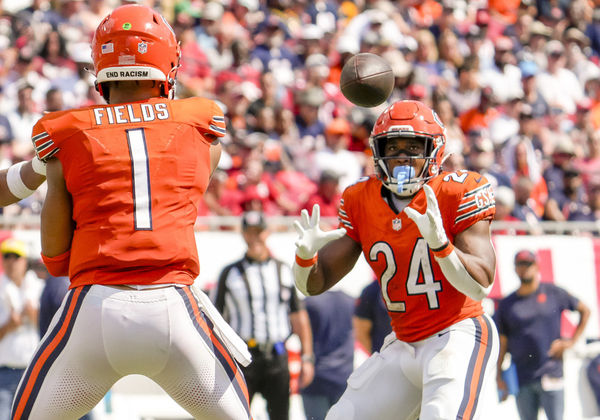 TAMPA, FL - SEPTEMBER 17: Chicago Bears quarterback Justin Fields (1) passes the ball to Chicago Bears running back Khalil Herbert (24) during the NFL Football match between the Tampa Bay Buccaneers and Chicago Bears on September 17, 2023 at TIAA Bank Field Stadium, FL. (Photo by Andrew Bershaw/Icon Sportswire)
