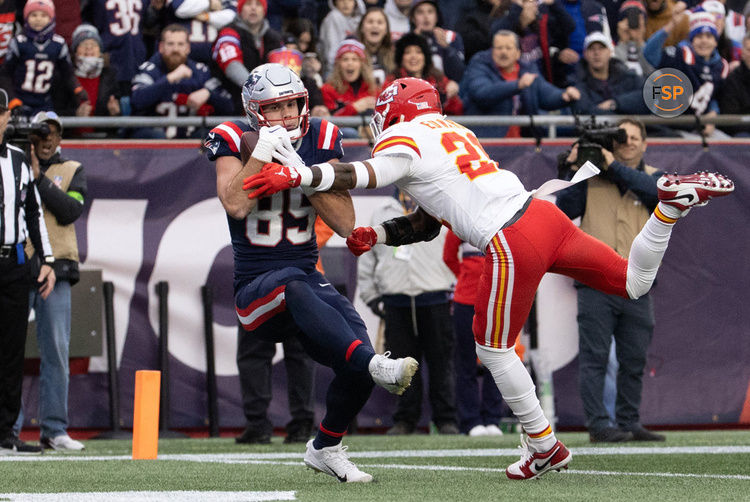 FOXBOROUGH, MA - DECEMBER 17: New England Patriots tight end Hunter Henry (85) scores on a grab beating Kansas City Chiefs safety Mike Edwards (21) during a game between the New England Patriots and the Kansas City Chiefs on December 17, 2023, at Gillette Stadium in Foxborough, Massachusetts. (Photo by Fred Kfoury III/Icon Sportswire)