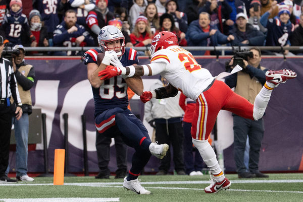 FOXBOROUGH, MA - DECEMBER 17: New England Patriots tight end Hunter Henry (85) scores on a grab beating Kansas City Chiefs safety Mike Edwards (21) during a game between the New England Patriots and the Kansas City Chiefs on December 17, 2023, at Gillette Stadium in Foxborough, Massachusetts. (Photo by Fred Kfoury III/Icon Sportswire)