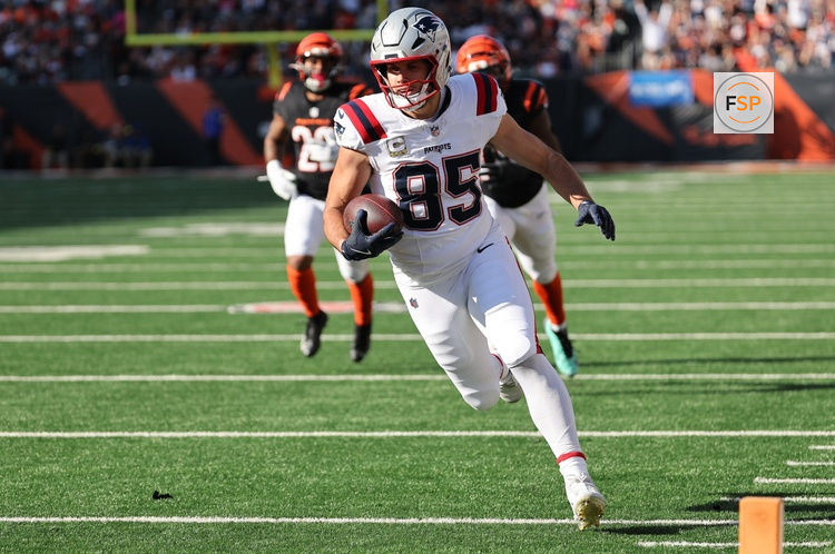 Nov 23, 2025; Cincinnati, Ohio, USA; New England Patriots tight end Hunter Henry (85) scores a touchdown during the first half against the Cincinnati Bengals at Paycor Stadium. Credit: Joseph Maiorana-Imagn Images