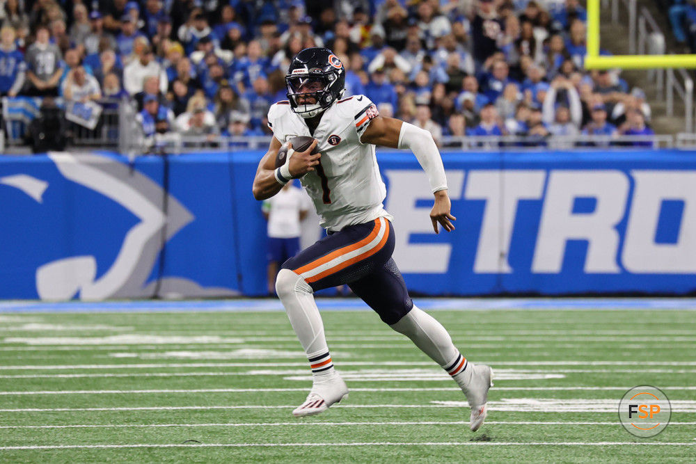 DETROIT, MI - NOVEMBER 19:  Chicago Bears quarterback Justin Fields (1) runs with the ball during an NFL football game between the Chicago Bears and the Detroit Lions on November 19, 2023 at Ford Field in Detroit, Michigan.  (Photo by Scott W. Grau/Icon Sportswire)