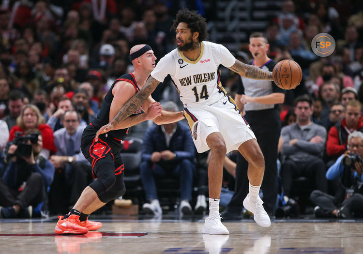 CHICAGO, IL - NOVEMBER 09: Chicago Bulls guard Alex Caruso (6) posts up against New Orleans Pelicans forward Brandon Ingram (14) during a NBA game between the New Orleans Pelicans and the Chicago Bulls on November 9, 2022 at the United Center in Chicago, IL. (Photo by Melissa Tamez/Icon Sportswire)
