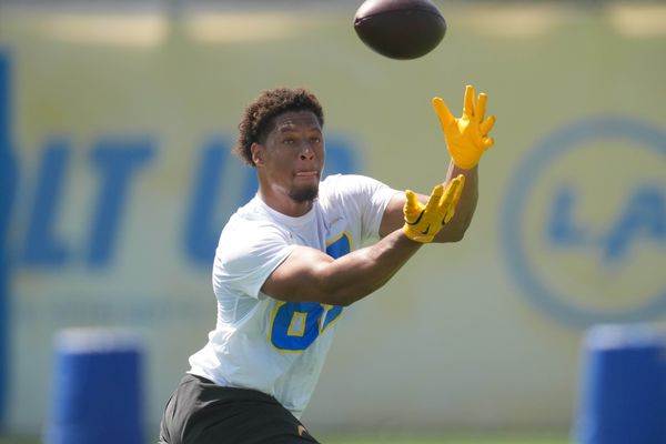 May 20, 2025; El Segundo, CA, USA; Los Angeles Chargers tight end Oronde Gadsden (86) looks to make a catch during offseason workouts at The Bolt. Mandatory Credit: Kirby Lee-Imagn Images