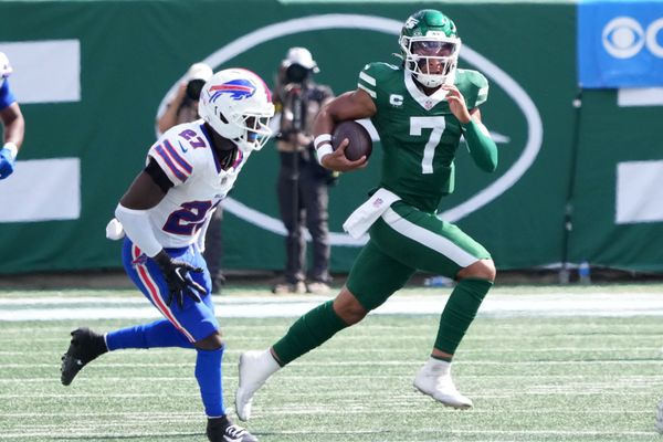 Sep 14, 2025; East Rutherford, New Jersey, USA; New York Jets quarterback Justin Fields (7) rushes the ball past Buffalo Bills cornerback Tre'Davious White (27)  during the first half at MetLife Stadium. Mandatory Credit: Robert Deutsch-Imagn Images
