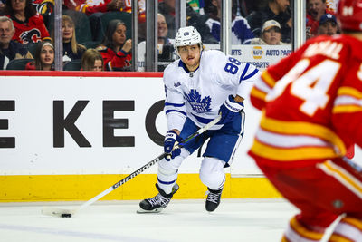 Feb 4, 2025; Calgary, Alberta, CAN; Toronto Maple Leafs right wing William Nylander (88) controls the puck against the Calgary Flames during the third period at Scotiabank Saddledome. Mandatory Credit: Sergei Belski-Imagn Images