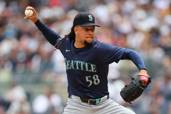 BRONX, NY - MAY 23: Luis Castillo #58 of the Seattle Mariners pitches during the game against the New York Yankees on May 23, 2024 at Yankee Stadium, Bronx, New York. (Photo by Rich Graessle/Icon Sportswire)