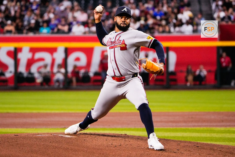 Apr 2, 2026; Phoenix, Arizona, USA; Atlanta Braves pitcher Reynaldo Lopez (40) pitches against the against the Arizona Diamondbacks during the first inning at Chase Field. Credit: Arianna Grainey-Imagn Images