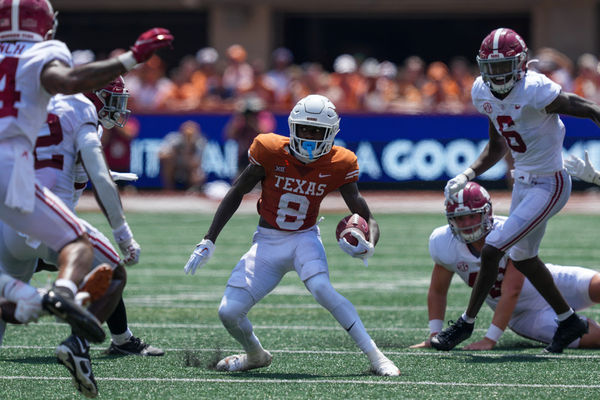 AUSTIN, TX - SEPTEMBER 10: Texas Longhorns wide receiver Xavier Worthy (8) runs the ball during the game between the Alabama Crimson Tide and the Texas Longhorns on September 10, 2022, at Darrell K Royal-Texas Memorial Stadium in Austin, Texas.  (Photo by Daniel Dunn/Icon Sportswire)