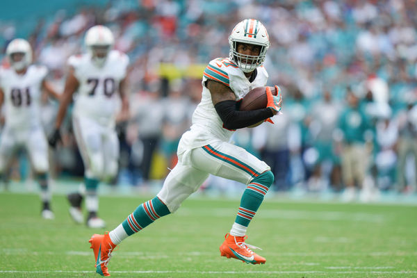 MIAMI GARDENS, FL - OCTOBER 29: Miami Dolphins wide receiver Jaylen Waddle (17) makes a catch for a touchdown to seal the game in the fourth quarter during the game between the New England Patriots and the Miami Dolphins on Sunday, October 29, 2023 at Hard Rock Stadium, Miami Gardens, Fla. (Photo by Peter Joneleit/Icon Sportswire)