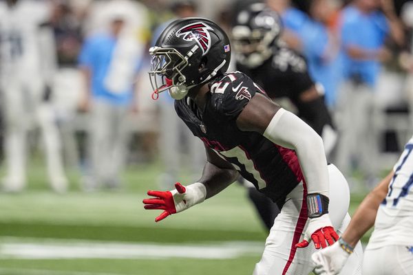Aug 15, 2025; Atlanta, Georgia, USA; Atlanta Falcons linebacker James Pearce Jr. (27) defends against the Tennessee Titans at Mercedes-Benz Stadium. Mandatory Credit: Dale Zanine-Imagn Images