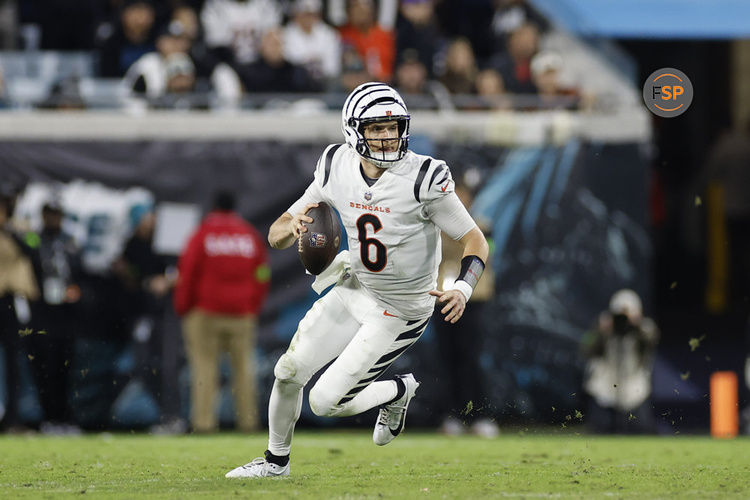 JACKSONVILLE, FL - DECEMBER 04: Cincinnati Bengals quarterback Jake Browning (6) throws a pass during the game between the Jacksonville Jaguars and the Cincinnati Bengals on December 4, 2023 at EverBank Stadium in Jacksonville, Fl. (Photo by David Rosenblum/Icon Sportswire)