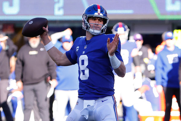 EAST RUTHERFORD, NJ - JANUARY 01:  New York Giants quarterback Daniel Jones (8) drops back to pass during the game against the Indianapolis Colts on January 1, 2023 at MetLife Stadium in East Rutherford, New Jersey.  (Photo by Rich Graessle/Icon Sportswire)