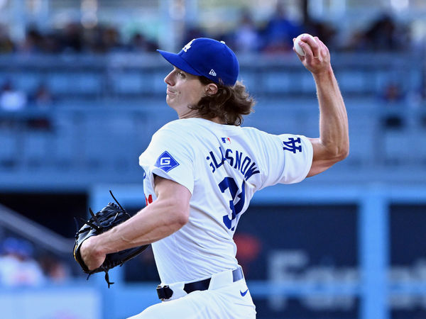 LOS ANGELES, CA - MAY 04: Los Angeles Dodgers pitcher Tyler Glasnow (31) pitching during an MLB baseball game against the Atlanta Braves played on May 4, 2024 at Dodger Stadium in Los Angeles, CA. (Photo by John Cordes/Icon Sportswire)