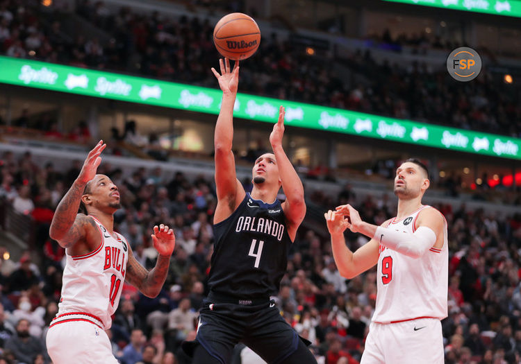 CHICAGO, IL - FEBRUARY 13: Orlando Magic Guard Jalen Suggs (4) shoots the ball during a NBA game between the Orlando  Magic and the Chicago Bulls on February 13, 2023 at the United Center in Chicago, IL. (Photo by Melissa Tamez/Icon Sportswire)
