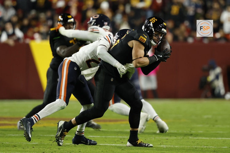Oct 13, 2025; Landover, Maryland, USA; Washington Commanders tight end Zach Ertz (86) makes a catch against Chicago Bears cornerback Nahshon Wright (26) during the second quarter at Northwest Stadium. Credit: Geoff Burke-Imagn Images