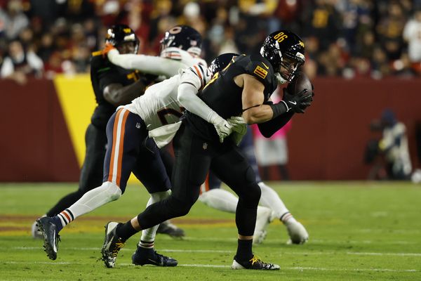 Oct 13, 2025; Landover, Maryland, USA; Washington Commanders tight end Zach Ertz (86) makes a catch against Chicago Bears cornerback Nahshon Wright (26) during the second quarter at Northwest Stadium. Mandatory Credit: Geoff Burke-Imagn Images