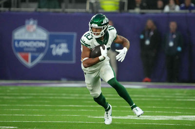 Oct 6, 2024; London, United Kingdom; New York Jets wide receiver Allen Lazard (10) carries the ball against the Minnesota Vikings in the second half at Tottenham Hotspur Stadium. Mandatory Credit: Kirby Lee-Imagn Images