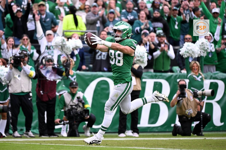 Oct 26, 2025; Philadelphia, Pennsylvania, USA; Philadelphia Eagles tight end Dallas Goedert (88) scores a touchdown against the New York Giants in the fourth quarter at Lincoln Financial Field. Credit: Eric Hartline-Imagn Images