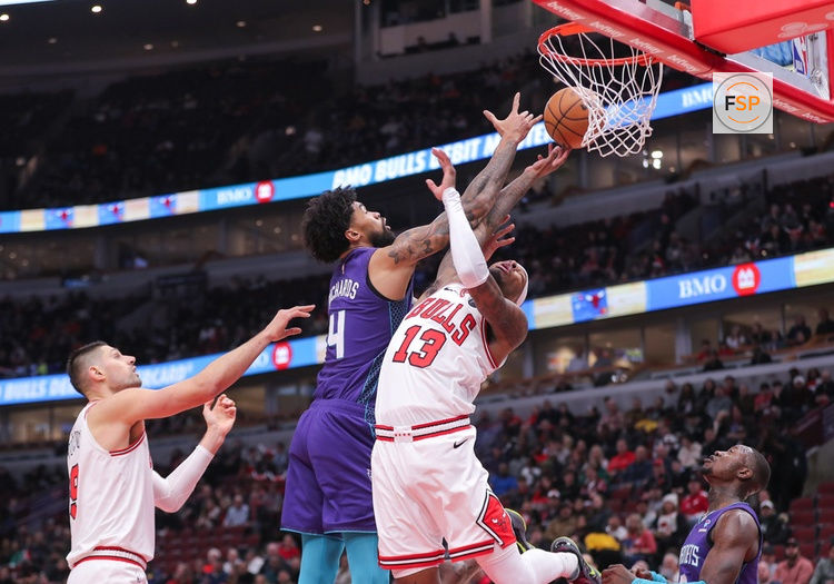 CHICAGO, IL - DECEMBER 06: Nick Richards #4 of the Charlotte Hornets drives to the basket for a layup during the first half at the United Center on December 6, 2023 in Chicago, Illinois. (Photo by Melissa Tamez/Icon Sportswire)
