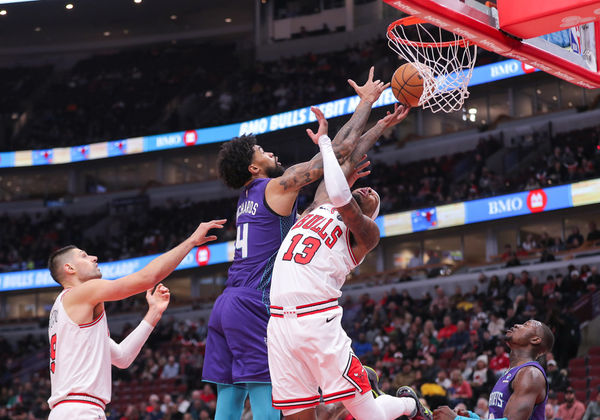 CHICAGO, IL - DECEMBER 06: Nick Richards #4 of the Charlotte Hornets drives to the basket for a layup during the first half at the United Center on December 6, 2023 in Chicago, Illinois. (Photo by Melissa Tamez/Icon Sportswire)