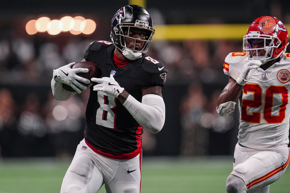 Sep 22, 2024; Atlanta, Georgia, USA; Atlanta Falcons tight end Kyle Pitts (8) runs against Kansas City Chiefs safety Justin Reid (20) after a catch during the first half at Mercedes-Benz Stadium. Credit: Dale Zanine-Imagn Images