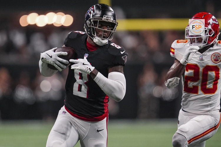 Sep 22, 2024; Atlanta, Georgia, USA; Atlanta Falcons tight end Kyle Pitts (8) runs against Kansas City Chiefs safety Justin Reid (20) after a catch during the first half at Mercedes-Benz Stadium. Credit: Dale Zanine-Imagn Images