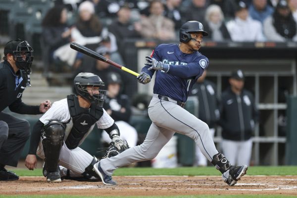 May 19, 2025; Chicago, Illinois, USA; Seattle Mariners designated hitter Jorge Polanco (7) hits an RBI-single against the Chicago White Sox during the third inning at Rate Field. Mandatory Credit: Kamil Krzaczynski-Imagn Images