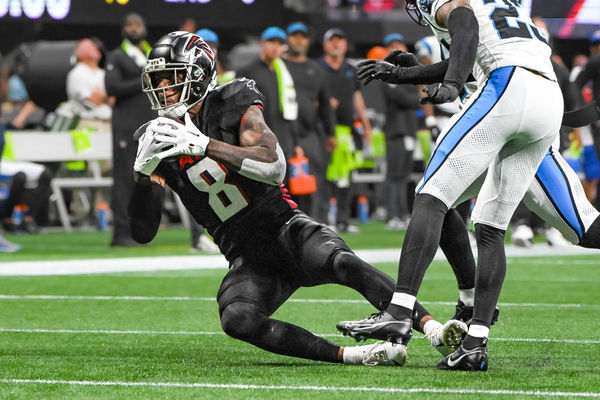 ATLANTA, GA - SEPTEMBER 10: Atlanta Falcons Tight End Kyle Pitts (8) with a catch in the fourth quarter of the NFL game between the Carolina Panthers and Atlanta Falcons on September 10, 2023 at Mercedes-Benz Stadium in Atlanta, GA. (Photo by John Adams/Icon Sportswire)