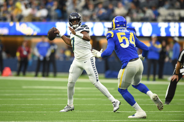 INGLEWOOD, CA - DECEMBER 04: Seattle Seahawks quarterback Geno Smith (7) rolls out of the pocket and looks to pass during an NFL game between the Seattle Seahawks and the Los Angeles Rams on December 04, 2022, at SoFi Stadium in Inglewood, CA. (Photo by Chris Williams/Icon Sportswire)