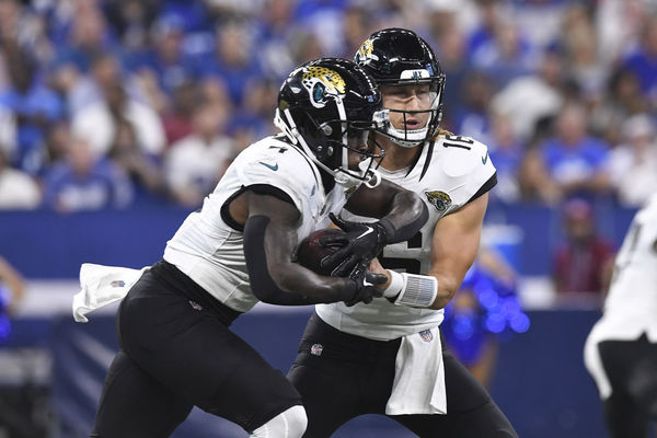 INDIANAPOLIS, IN - SEPTEMBER 10: Jacksonville Jaguars Quarterback Trevor Lawrence (16) hands off to Jacksonville Jaguars Running Back Tank Bigsby (4) during the NFL game between the Jacksonville Jaguars and the Indianapolis Colts on September 10, 2023, at Lucas Oil Stadium in Indianapolis, Indiana. (Photo by Michael Allio/Icon Sportswire)