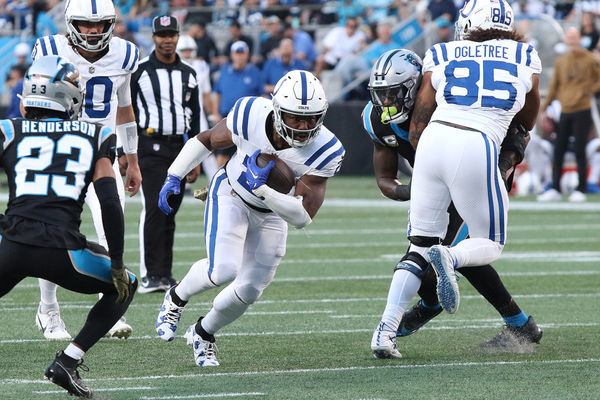 CHARLOTTE, NC - NOVEMBER 05: Indianapolis Colts running back Zack Moss (21) during a NFL football game between the Indianapolis Colts and the Carolina Panthers on November 5, 2023 at Bank of America Stadium in Charlotte, N.C. (Photo by John Byrum/Icon Sportswire)