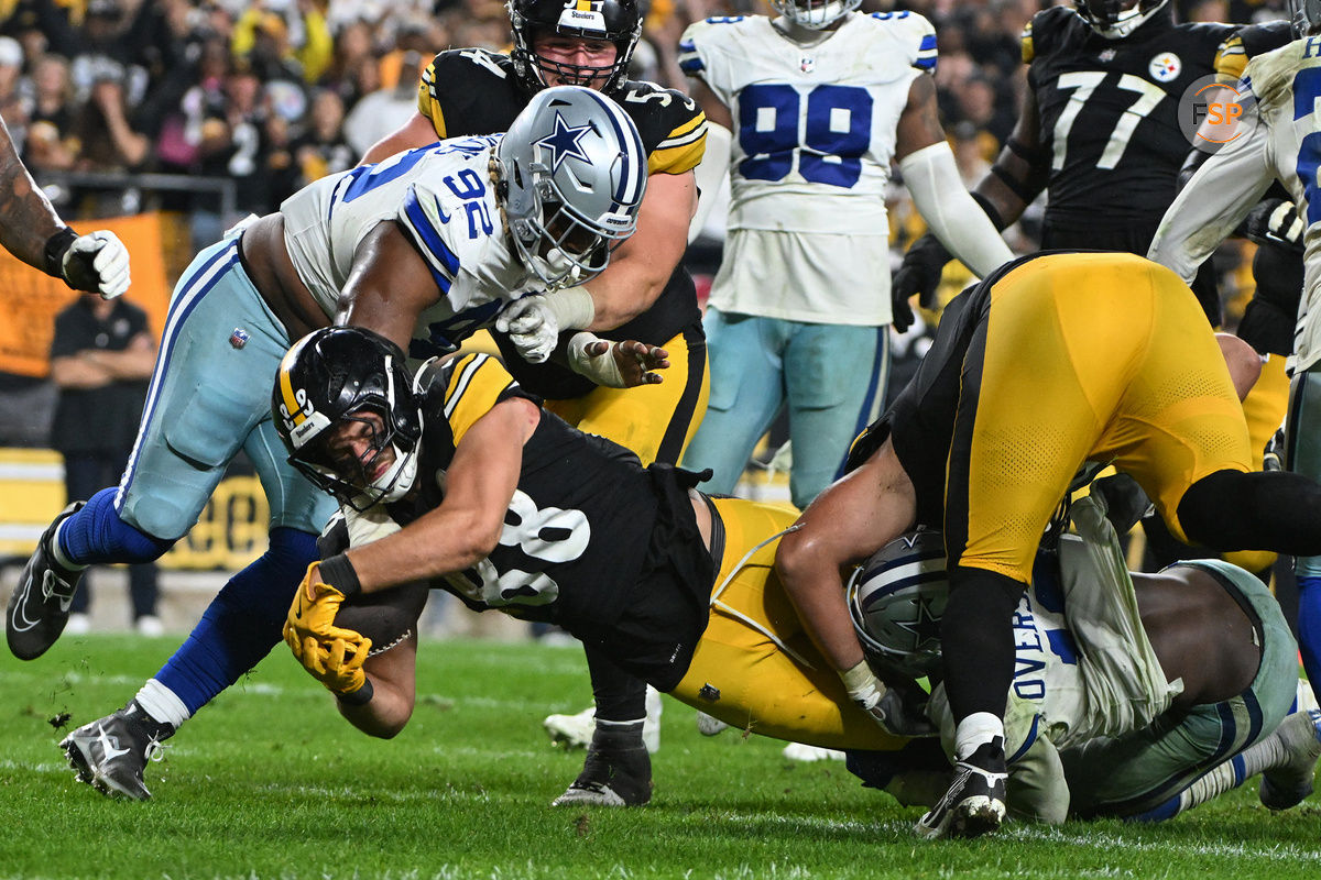 Oct 6, 2024; Pittsburgh, Pennsylvania, USA; Pittsburgh Steelers tight end Pat Freiermuth (88) scores a touchdown in front of Dallas Cowboys defensive end Carlos Watkins (92) during the fourth quarter at Acrisure Stadium. Credit: Barry Reeger-Imagn Images





