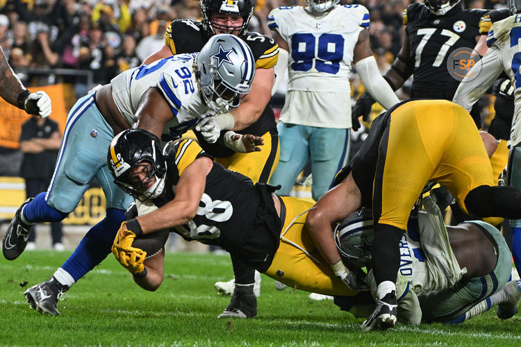 Oct 6, 2024; Pittsburgh, Pennsylvania, USA; Pittsburgh Steelers tight end Pat Freiermuth (88) scores a touchdown in front of Dallas Cowboys defensive end Carlos Watkins (92) during the fourth quarter at Acrisure Stadium. Credit: Barry Reeger-Imagn Images





