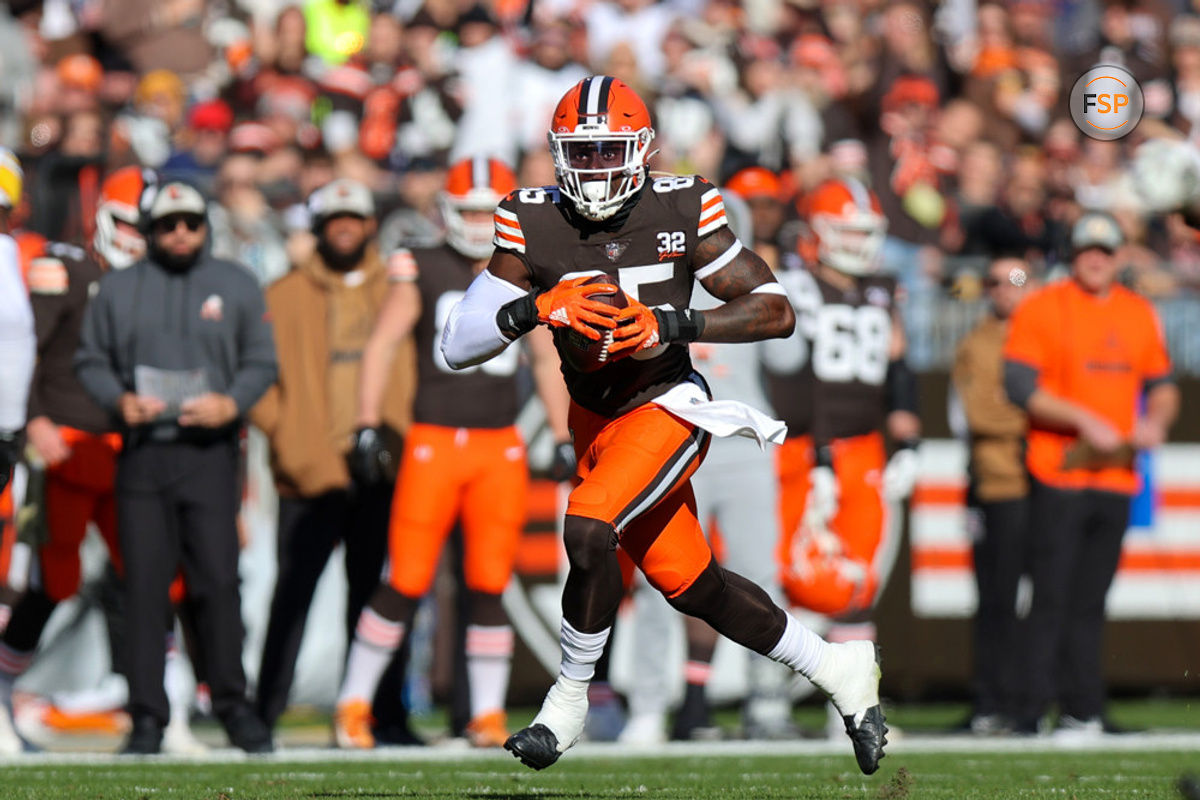 CLEVELAND, OH - NOVEMBER 19: Cleveland Browns tight end David Njoku (85) runs after making a catch during the first quarter of the National Football League game between the Pittsburgh Steelers and Cleveland Browns on November 19, 2023, at Cleveland Browns Stadium in Cleveland, OH. (Photo by Frank Jansky/Icon Sportswire)