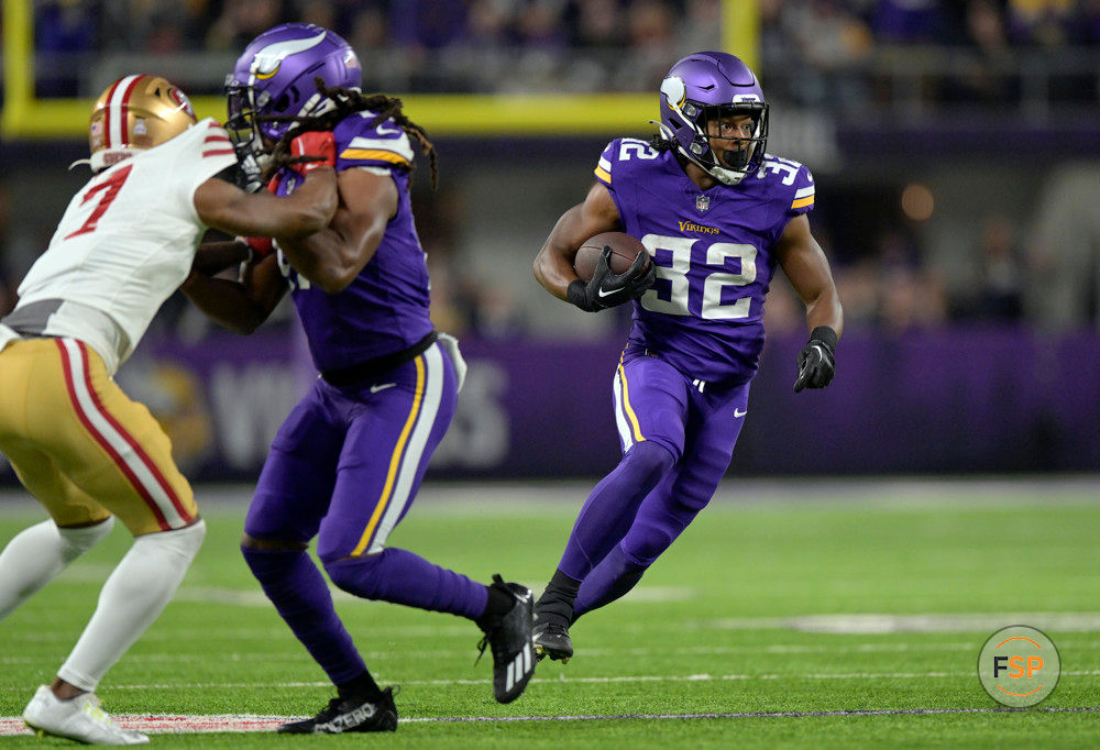 MINNEAPOLIS, MN - OCTOBER 23: Minnesota Vikings running back Ty Chandler (32) runs with the ball during the second quarter of an NFL game between the Minnesota Vikings and San Francisco 49ers on October 23, 2023, at U.S. Bank Stadium in Minneapolis, MN.(Photo by Nick Wosika/Icon Sportswire)
