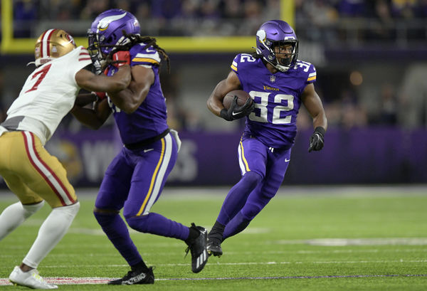 MINNEAPOLIS, MN - OCTOBER 23: Minnesota Vikings running back Ty Chandler (32) runs with the ball during the second quarter of an NFL game between the Minnesota Vikings and San Francisco 49ers on October 23, 2023, at U.S. Bank Stadium in Minneapolis, MN.(Photo by Nick Wosika/Icon Sportswire)
