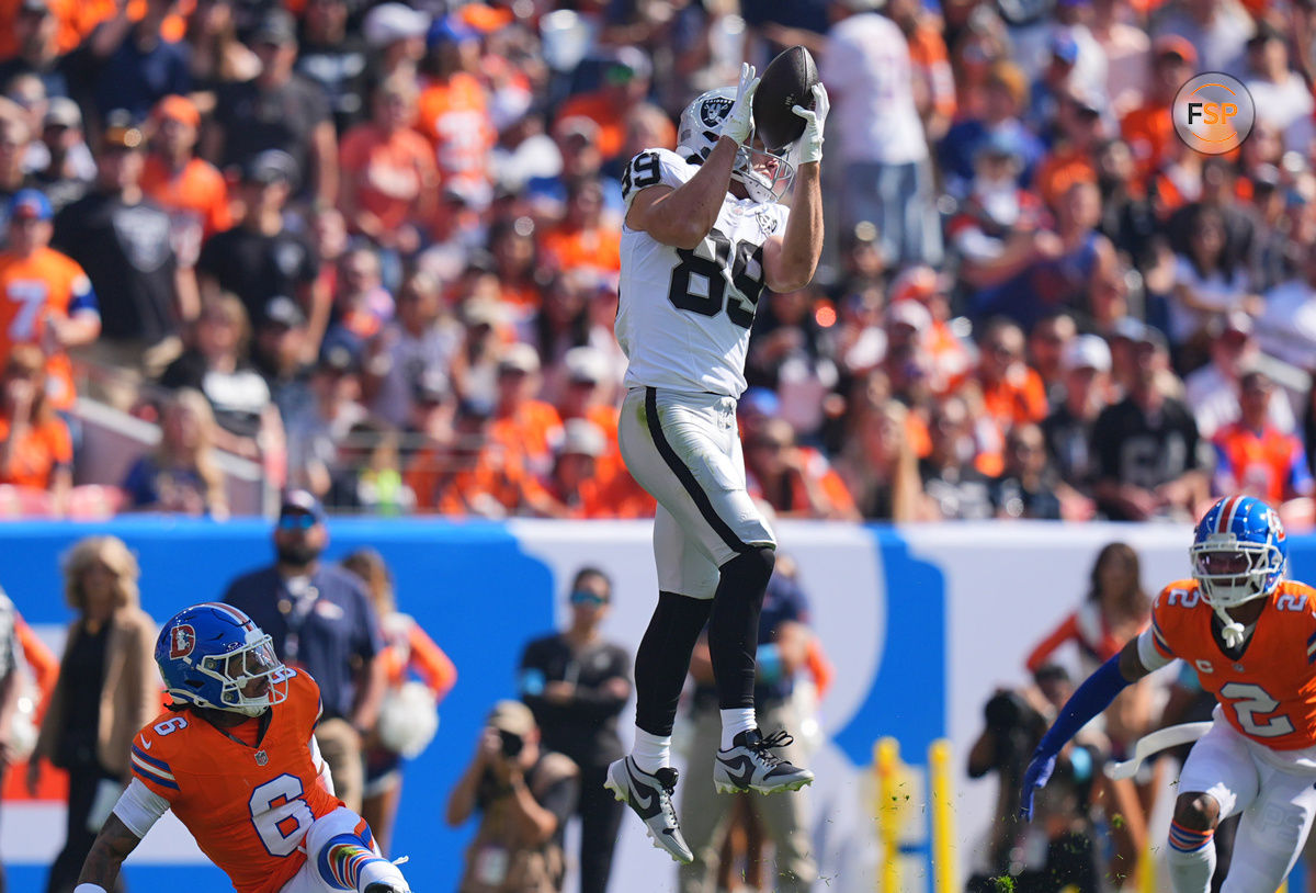 Oct 6, 2024; Denver, Colorado, USA; Las Vegas Raiders tight end Brock Bowers (89) pulls a reception for a touchdown in the first quarter against the Denver Broncos at Empower Field at Mile High. Credit: Ron Chenoy-Imagn Images