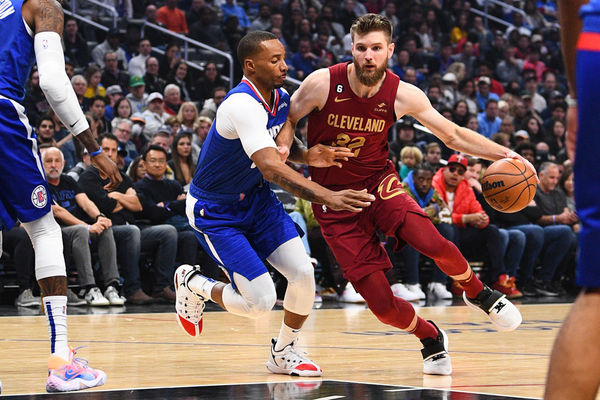 LOS ANGELES, CA - NOVEMBER 07: Cleveland Cavaliers Forward Dean Wade (32) drives to the basket during a NBA game between the Cleveland Cavaliers and the Los Angeles Clippers on November 7, 2022 at Crypto.com Arena in Los Angeles, CA. (Photo by Brian Rothmuller/Icon Sportswire)