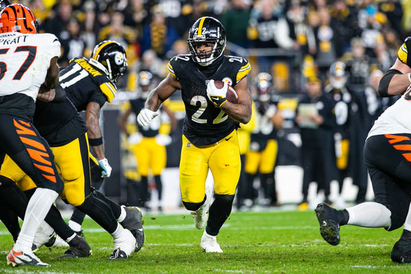 PITTSBURGH, PA - DECEMBER 23: Pittsburgh Steelers running back Najee Harris (22) runs with the ball during the regular season NFL football game between the Cincinnati Bengals and Pittsburgh Steelers on December 23, 2023 at Acrisure Stadium in Pittsburgh, PA. (Photo by Mark Alberti/Icon Sportswire)