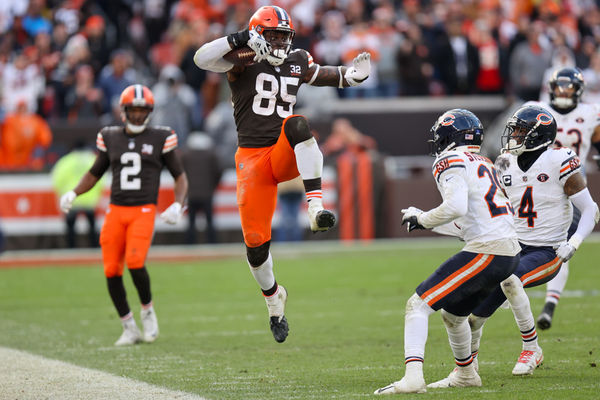 CLEVELAND, OH - DECEMBER 17: Cleveland Browns tight end David Njoku (85) leaps after making a catch as Chicago Bears cornerback Tyrique Stevenson (29) defends during the fourth quarter of the National Football League game between the Chicago Bears and Cleveland Browns on December 17, 2023, at Cleveland Browns Stadium in Cleveland, OH. (Photo by Frank Jansky/Icon Sportswire)