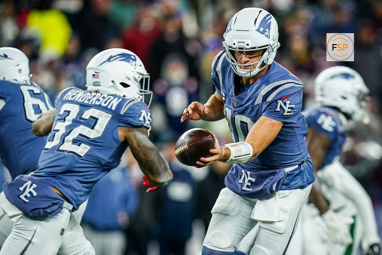 Nov 13, 2025; Foxborough, Massachusetts, USA; New England Patriots quarterback Drake Maye (10) hands off the ball to running back Treveyon Henderson (32) against the New York Jets in the third quarter at Gillette Stadium. Credit: David Butler II-Imagn Images