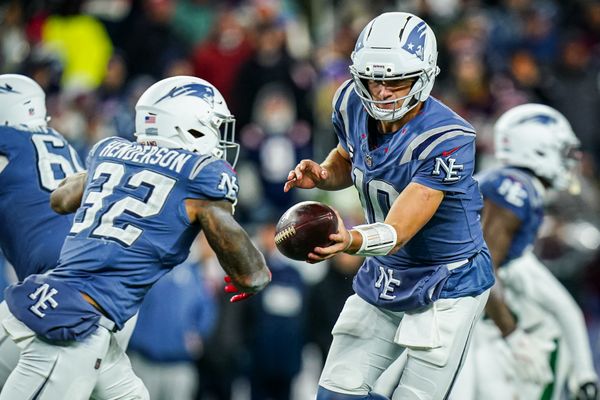 Nov 13, 2025; Foxborough, Massachusetts, USA; New England Patriots quarterback Drake Maye (10) hands off the ball to running back Treveyon Henderson (32) against the New York Jets in the third quarter at Gillette Stadium. Mandatory Credit: David Butler II-Imagn Images