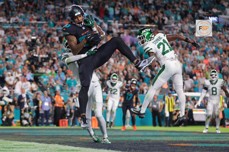 Sep 29, 2025; Miami Gardens, Florida, USA; Miami Dolphins tight end Darren Waller (83) makes a touchdown catch against New York Jets cornerback Brandon Stephens (21) during the first half at Hard Rock Stadium. Credit: Sam Navarro-Imagn Images