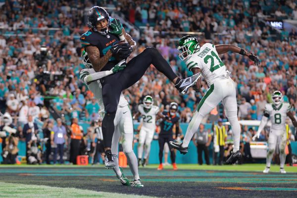 Sep 29, 2025; Miami Gardens, Florida, USA; Miami Dolphins tight end Darren Waller (83) makes a touchdown catch against New York Jets cornerback Brandon Stephens (21) during the first half at Hard Rock Stadium. Mandatory Credit: Sam Navarro-Imagn Images