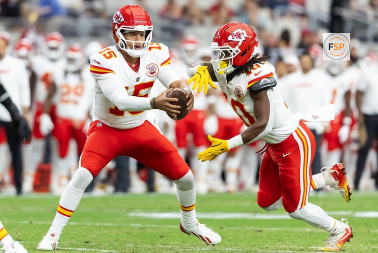 Aug 9, 2025; Glendale, Arizona, USA; Kansas City Chiefs quarterback Patrick Mahomes (15) fakes a handoff to running back Isiah Pacheco (10) against the Arizona Cardinals during a preseason NFL game at State Farm Stadium. Credit: Mark J. Rebilas-Imagn