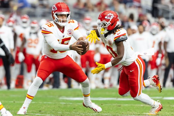 Aug 9, 2025; Glendale, Arizona, USA; Kansas City Chiefs quarterback Patrick Mahomes (15) fakes a handoff to running back Isiah Pacheco (10) against the Arizona Cardinals during a preseason NFL game at State Farm Stadium. Mandatory Credit: Mark J. Rebilas-Imagn