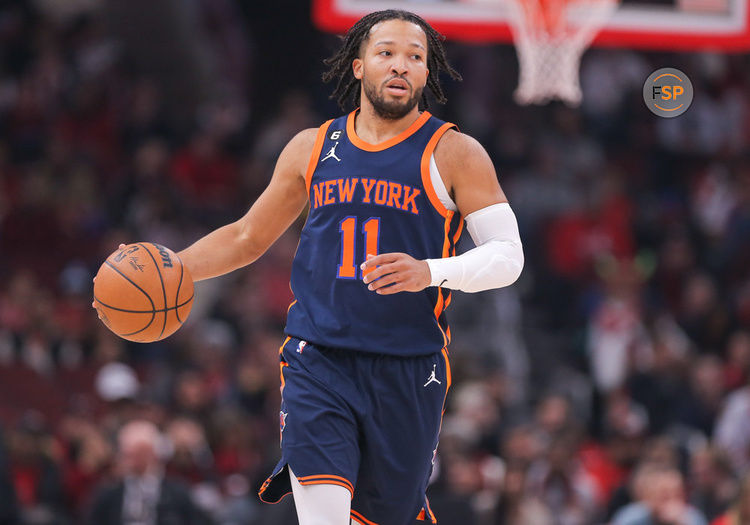 CHICAGO, IL - DECEMBER 16: New York Knicks Guard Jalen Brunson (11) brings the ball up court during a NBA game between the New York Knicks and the Chicago Bulls on December  16, 2022 at the United Center in Chicago, IL. (Photo by Melissa Tamez/Icon Sportswire)